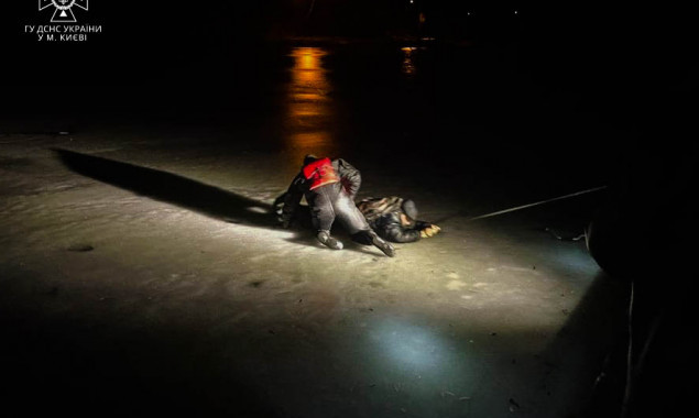 У Києві врятували рибалку, який провалився під кригу на озері в Голосієві (фото, відео)
