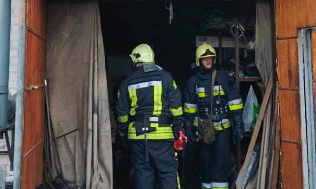 У Подільському районі столиці під час пожежі в гаражі постраждав чоловік (фото)