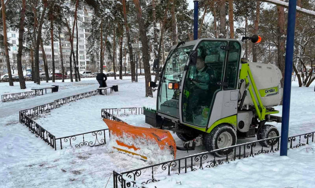 У Києві для прибирання снігу залучено 287 одиниць дорожньої спецтехніки