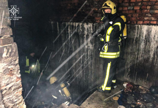  У Деснянському районі під час гасіння пожежі у підземному паркінгу виявили тіло чоловіка