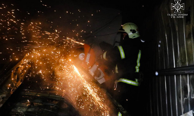 У Києві ліквідували пожежу в СТО на Степана Бандери (фото)