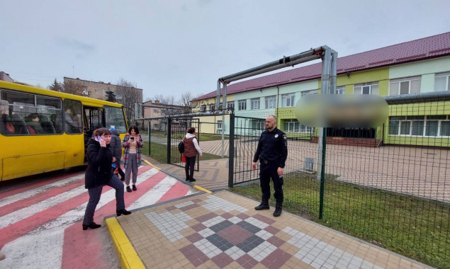 На Київщині поліція  перевіряє інформацію щодо замінування закладів освіти (фото)