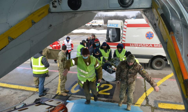 Чергову групу українців евакуювали за кордон на лікування та реабілітацію