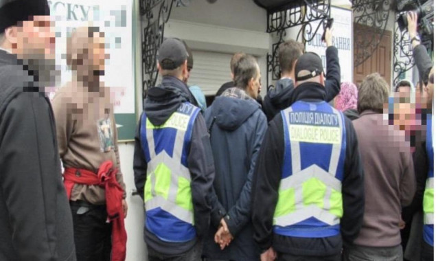Суд відправив чотирьох учасників хуліганських дій на території Лаври під цілодобовий домашній арешт