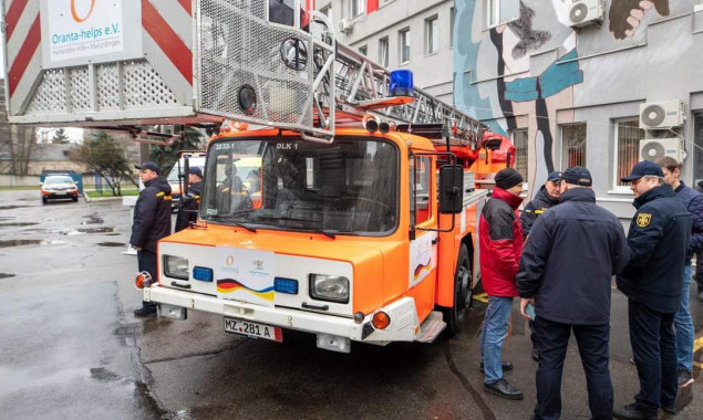 Головне управління ДСНС у Києві отримало пожежний автомобіль від міжнародних партнерів 