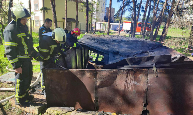 На Північно-Броварському масиві столиці пожежники виявили в гаражі тіло чоловіка (фото)