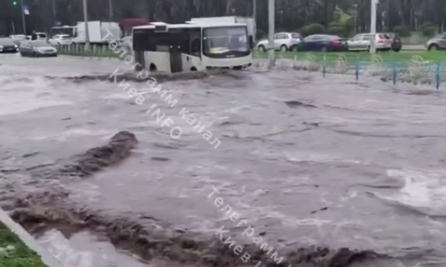 Через аварію на водопровідній мережі ускладнено рух транспорту проспектом Георгія Нарбута