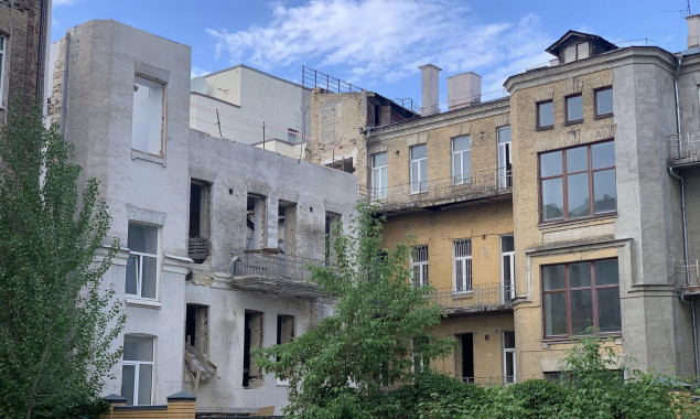 У центрі Києва будівельна компанія зносить 130-річний флігель під виглядом реставрації, - активіст