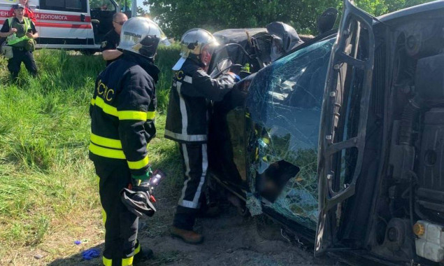 На Білоцерківщині внаслідок зіткнення авто з деревом загинули двоє молодих людей