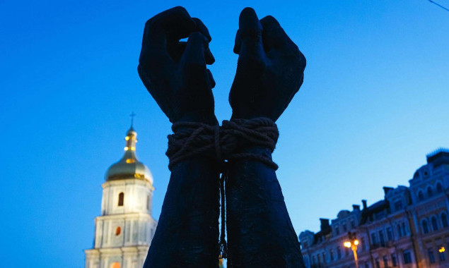 На столичній Софійській площі встановили монумент на честь захисників “Азовсталі” 