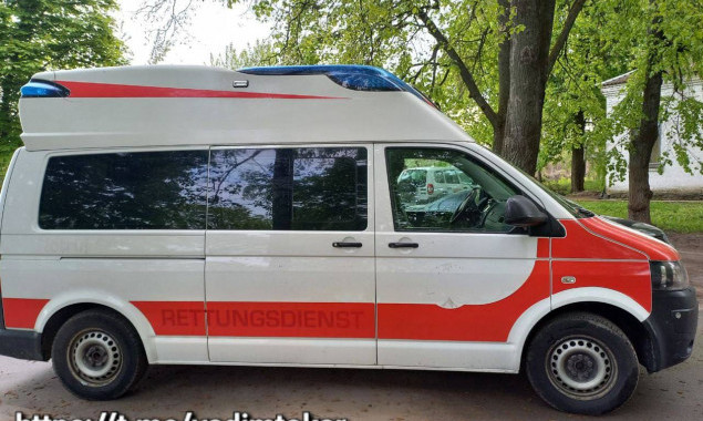 Австрія передала Макарову автомобіль швидкої допомоги