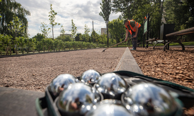 У трьох київських парках відкрили майданчики для гри в петанк (фото)