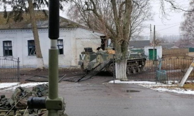 Правоохоронці ідентифікували військовослужбовців рф, причетних до розстрілу авто з цивільними у Микуличах на Київщині