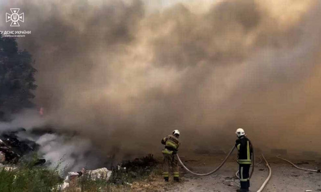 Під Києвом рятувальники впродовж восьми годин боролися з пожежею на сміттєзвалищі (фото, відео)