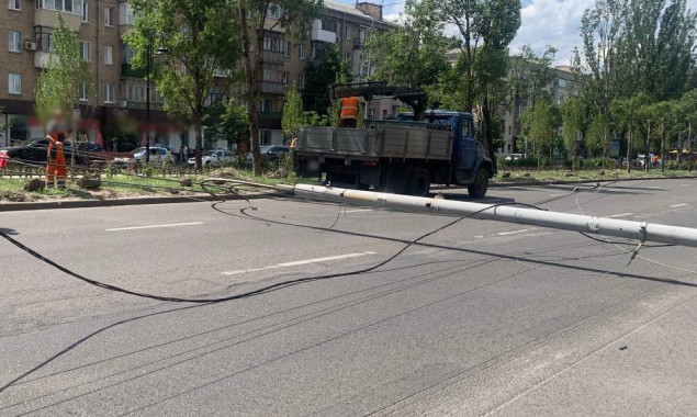 Через падіння електроопори тимчасово перекрито рух транспорту на бульварі Лесі Українки