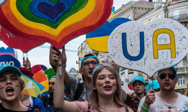 ЛГБТ-флешмоб підтримав столичний телеканал та провідні бізнеси України (фото)