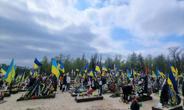 Київрада вирішила упорядкувати місця поховань захисників і захисниць з меморіалами та пам'ятниками