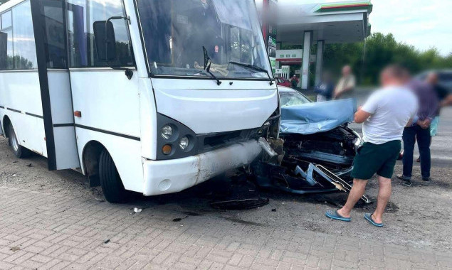 На Білоцерківщині внаслідок зіткнення легковика з маршруткою постраждало дві людини (фото)