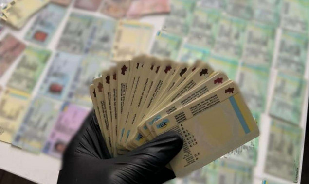 У Києві викрили підпільний “ЦНАП”, через який продавали фальшиві паспорти та водійські права