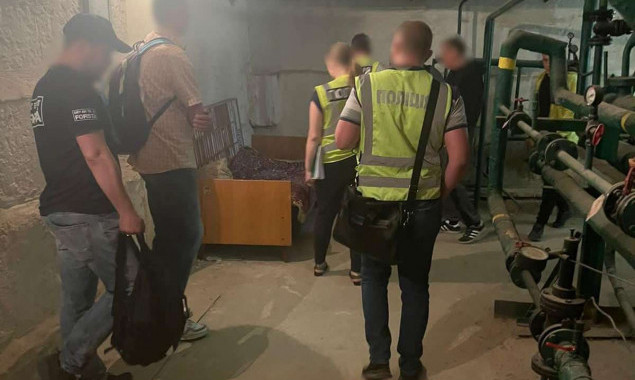 У справі про закрите укриття у Києві затримали трьох посадовців та охоронця медзакладу