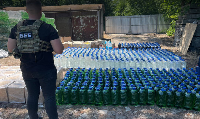 На Київщині під час обшуків у підпільному цеху з виготовлення алкоголю вилучили більше 4 тисяч літрів “продукту”