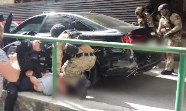 У Києві затримали наркокур’єра з кілограмом кокаїну (фото, відео)