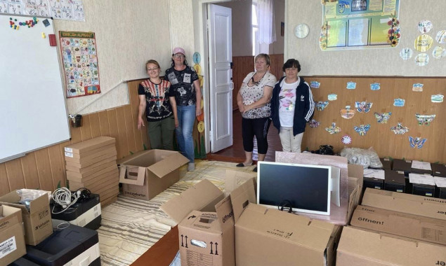 Заклади освіти Макарівщини отримали допомогу технічним обладнанням