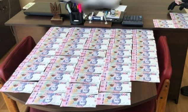 На Київщині посадовець комунального підприємства постане перед судом за хабар у 20 тисяч гривень