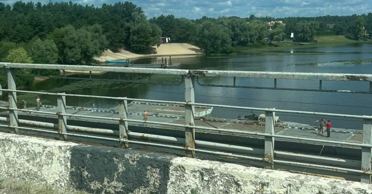 На Вишгородщині на місці Хотянівського мосту зводять понтонну переправу (фото)