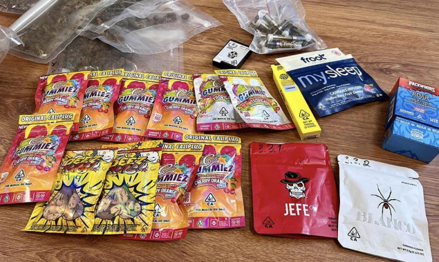 Київські митники виявили у посилці з США цукерки та самокрутки з канабісом (фото)