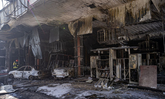 У Києві ліквідували пожежу на АЗС: три людини госпіталізовано, знищено 8 автомобілів (фото, відео)