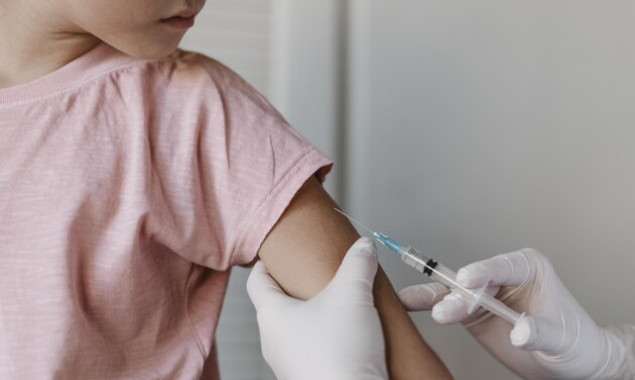 Минулого тижня понад 700 дітей ВПО отримали щеплення від кору у рамках кампанії з “наздоганяючої вакцинації”