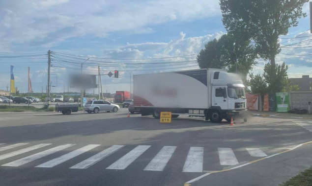 На Київщині мотоцикл врізався у вантажівку, керманич байка помер у лікарні