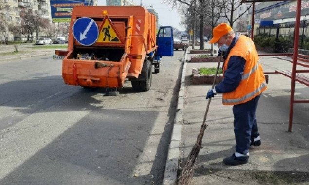Навіщо “Київавтодору” сміттєвози: вивозити сміття з зупинок громадського транспорту