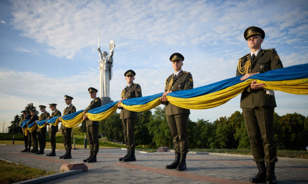 Український прапор є джерелом волі й незламності всіх воїнів, які борються за нашу землю – Президент (відео)