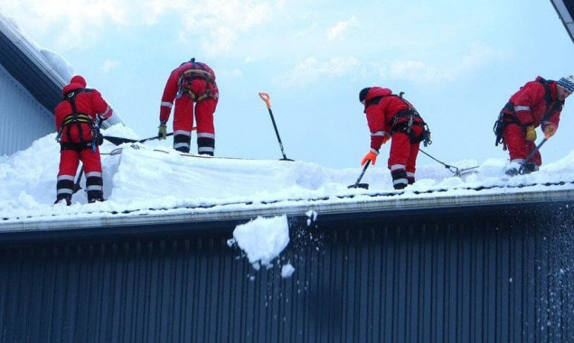 Київтеплоенерго замовило чистку від снігу дахів своїх офісних будівель