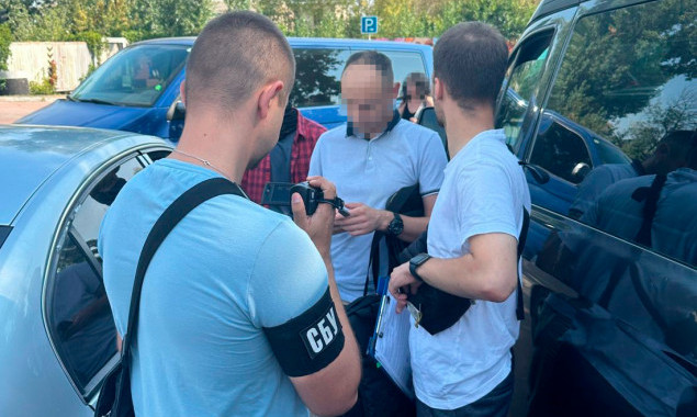 У Києві начальника відділу АТ “Укрзалізниця” викрили на хабарі за підключення до електромереж