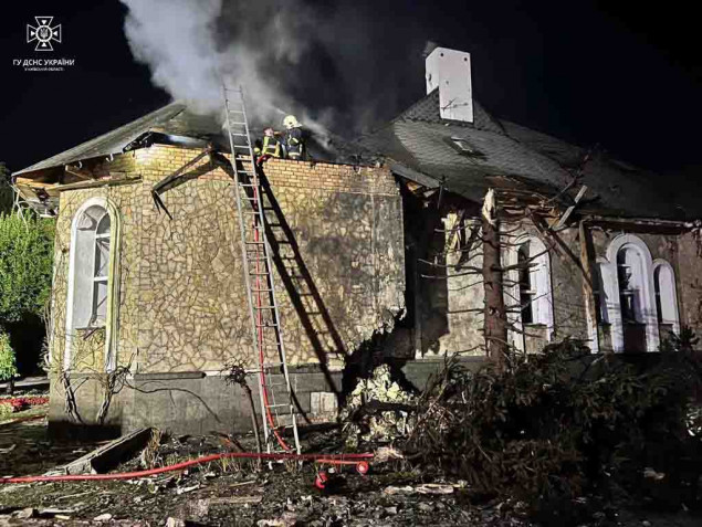 Внаслідок падіння ворожих уламків на Київщині загорівся приватний будинок, жертв та постраждалих немає (фото)