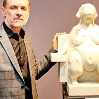 “Неформатна краса”: в Києві відкрилась виставка скульптур автора “Впевненої” Василя Корчового