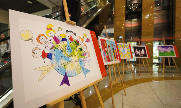 У ТРЦ Gulliver розпочалася виставка дитячих малюнків “Україна без домашнього насильства”