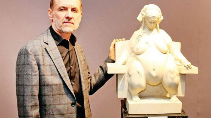 “Неформатна краса”: в Києві відкрилась виставка скульптур автора “Впевненої” Василя Корчового