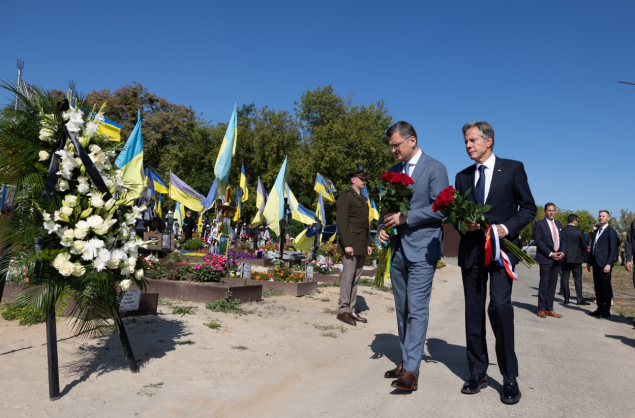 Держсекретар США Блінкен відвідав у Києві Берковецьке кладовище, де віддав шану українським Захисникам