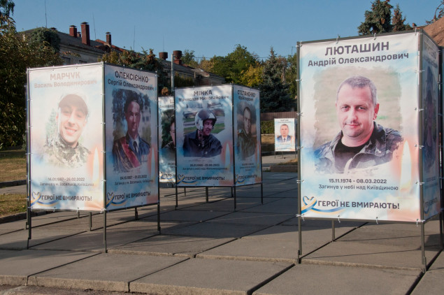 У Василькові встановили меморіал на честь пам'яті загиблих льотчиків (фото)