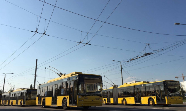 У Києві на вихідних  роботи на перетині вулиці Довженка та Дегтярівської змінять рух тролейбусів