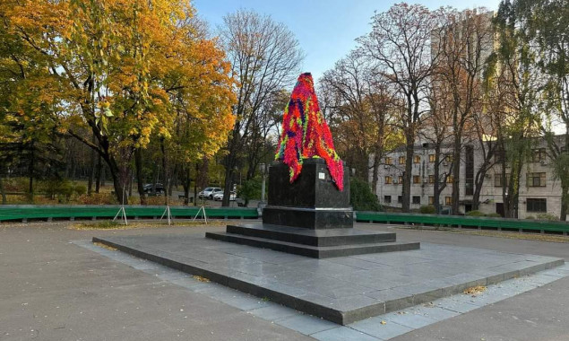 Київські активісти закрили пам'ятник Пушкіну “демаскувальною” сіткою 