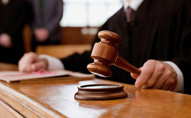 У столиці судитимуть адвоката, який вимагав з клієнта 10 тис. доларів хабара “вигаданому” судді
