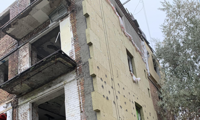 Без даху, але з утепленням: У Вишгороді власники зруйнованого росіянами житла нарікають на дивне стомільйонне “відновлення” будинку