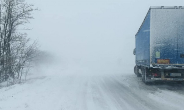 На Київщині через снігопад водіям вантажівок радять користуватися майданчиками для відстою (мапа)