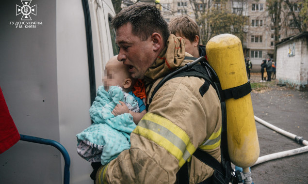 У Солом’янському районі столиці при пожежі в квартирі врятували дитину (фото, відео)