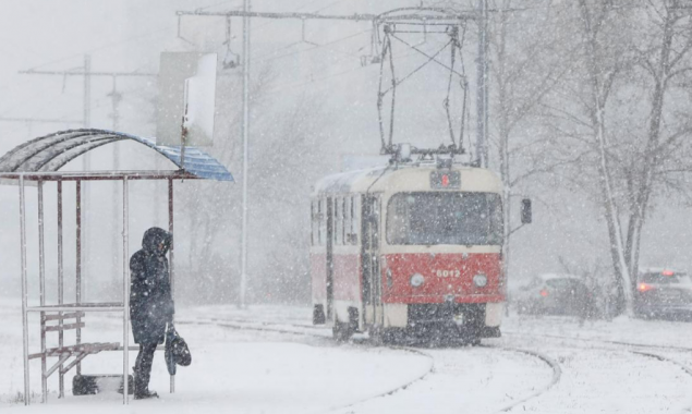 Мешканців Києва та області попереджають про сильний вітер та снігопади у найближчі дні